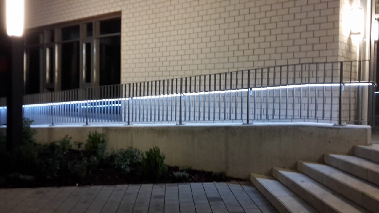 Zaun aus Metall im Eingangsbereich eines Gebäudes