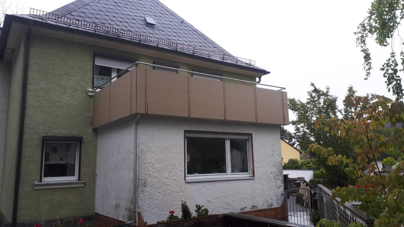 Balkon mit einem Metall- und Holzgeländer