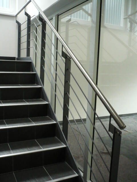 Geländer aus Metall im Innenbereich eines Treppenhauses