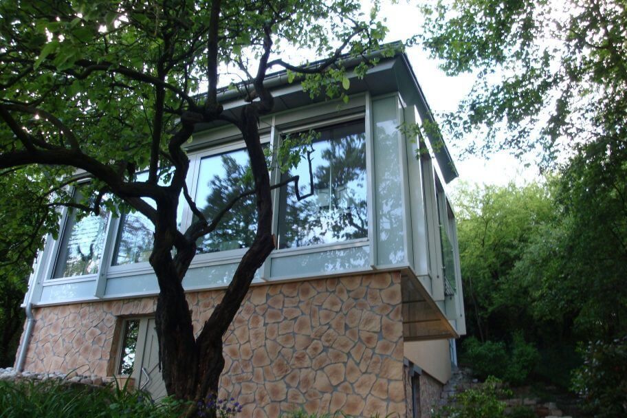 Fenster mit Metallteilen