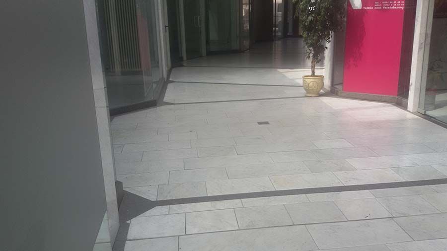 Reinigung einer Geschäftspassage