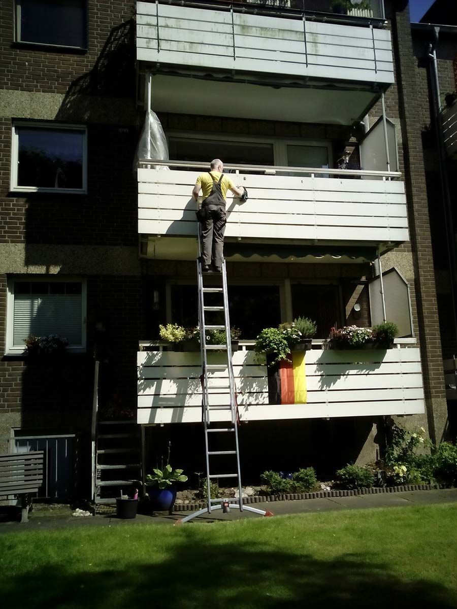 Reinigung von Balkonverblendungen