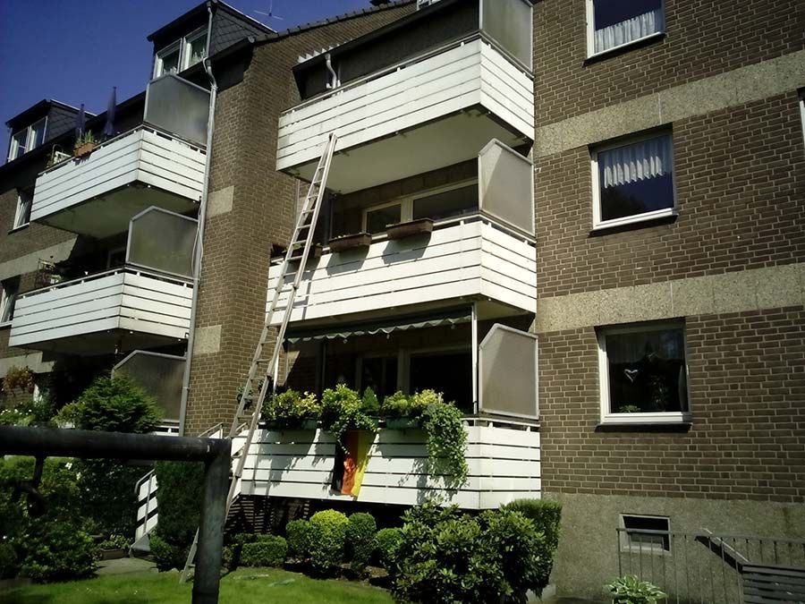Reinigung von Balkonverblendungen