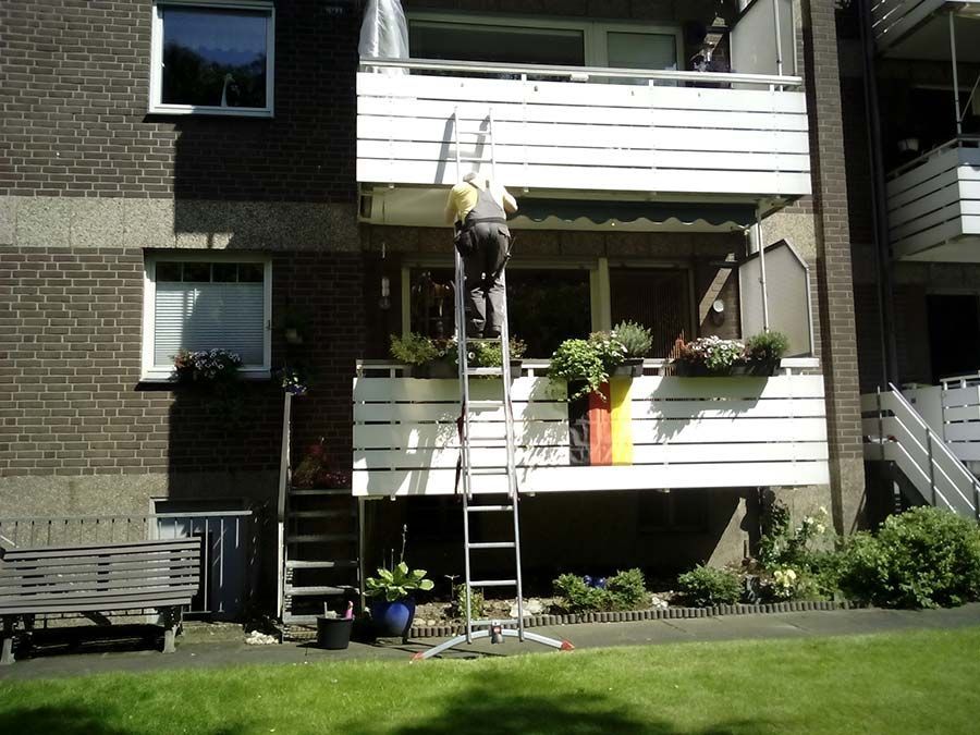 Reinigung von Balkonverblendungen