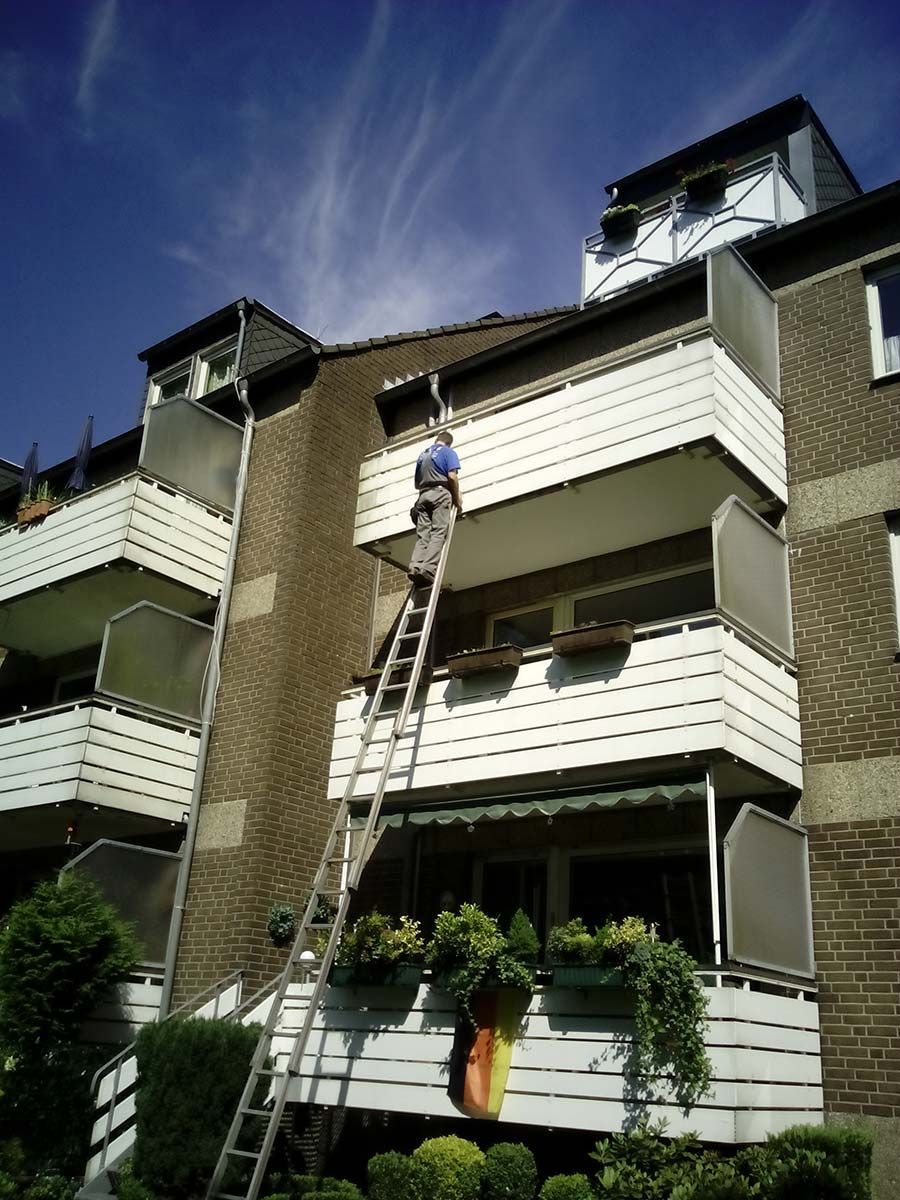 Reinigung von Balkonverblendungen