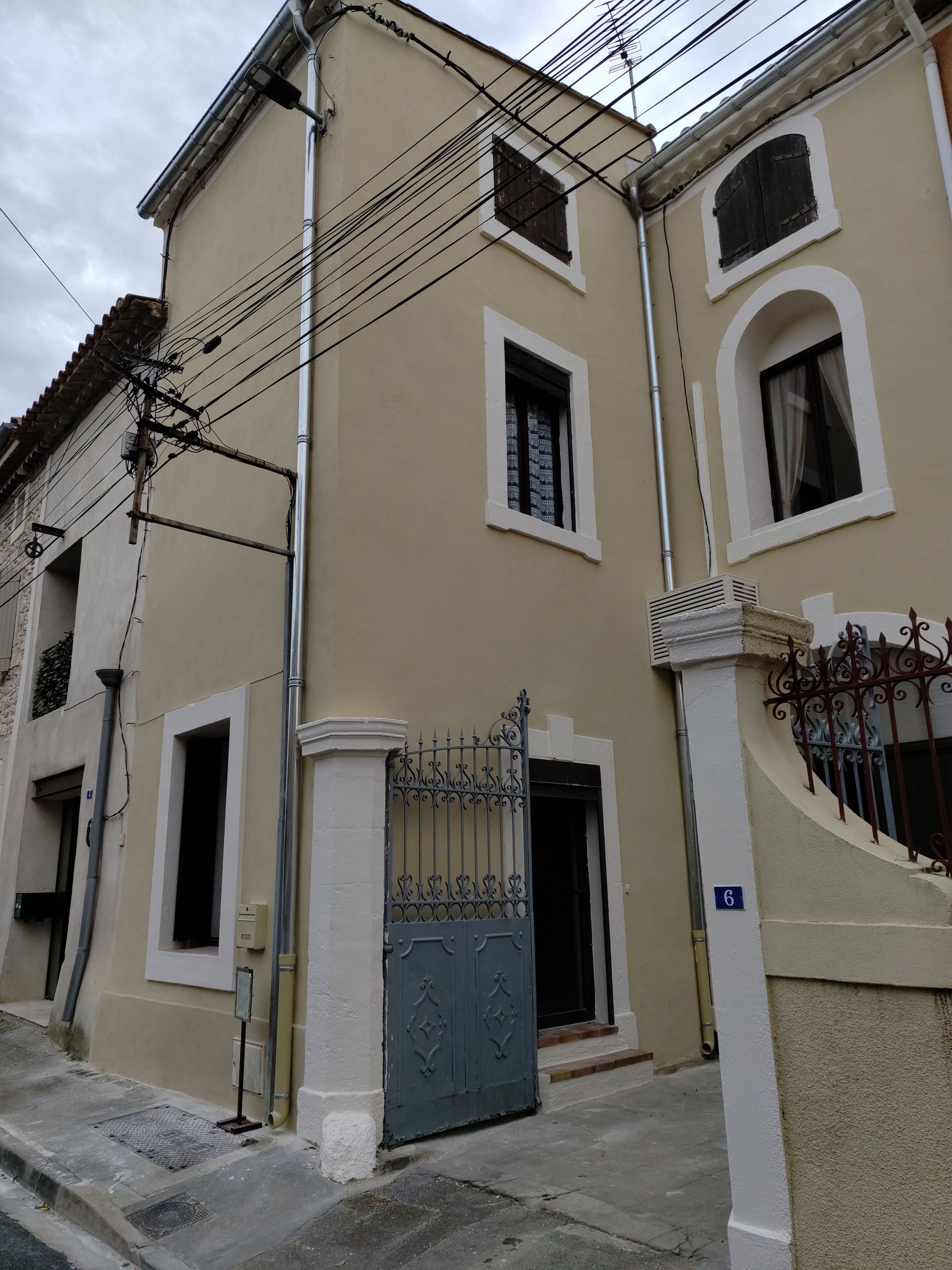 Poutres et chevrons en bois au plafond d'une pièce, avec un plafond peint en blanc entre eux.