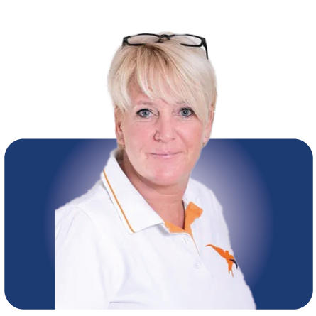 Porträt einer Frau in einem weißen Poloshirt vor blauem Hintergrund