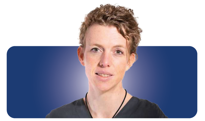 Porträt einer Person mit kurzen lockigen Haaren vor einem blauen Farbverlaufshintergrund