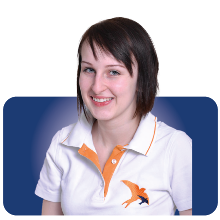 Lächelnde Person in einem weißen Poloshirt mit orangefarbenen Akzenten vor blauem Hintergrund