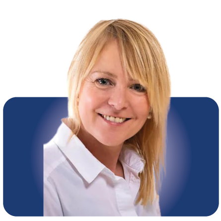 Lächelnde blonde Frau in einem weißen Hemd vor blauem Hintergrund