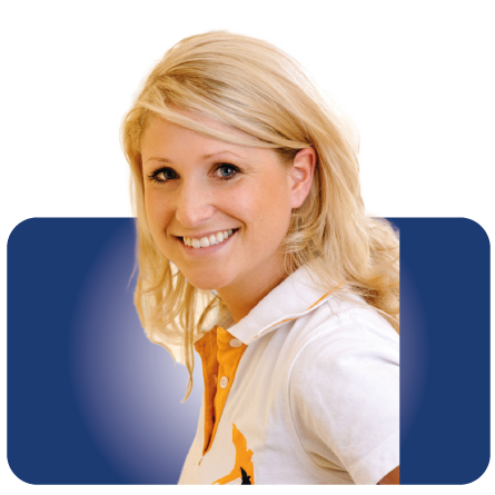 Lächelnde blonde Frau in einem weißen Hemd vor blauem Hintergrund
