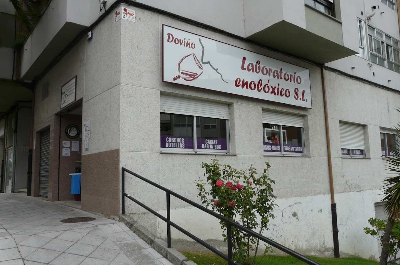 Exterior de un edificio con un letrero blanco de