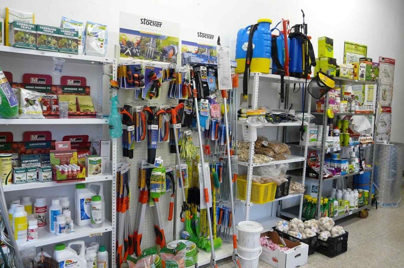 Estanterías de una ferretería o tienda de artículos de jardinería repletas de botellas de productos químicos.