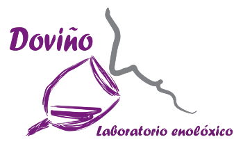Un logotipo morado para "Doviño Laboratorio enolóxico" que presenta una copa de vino estilizada.