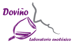 Un logotipo morado para "Dovi&ntilde;o Laboratorio enol&oacute;xico" que presenta una copa de vino estilizada.