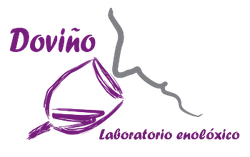 Un logotipo morado para "Dovi&ntilde;o Laboratorio enol&oacute;xico" que presenta una copa de vino estilizada.