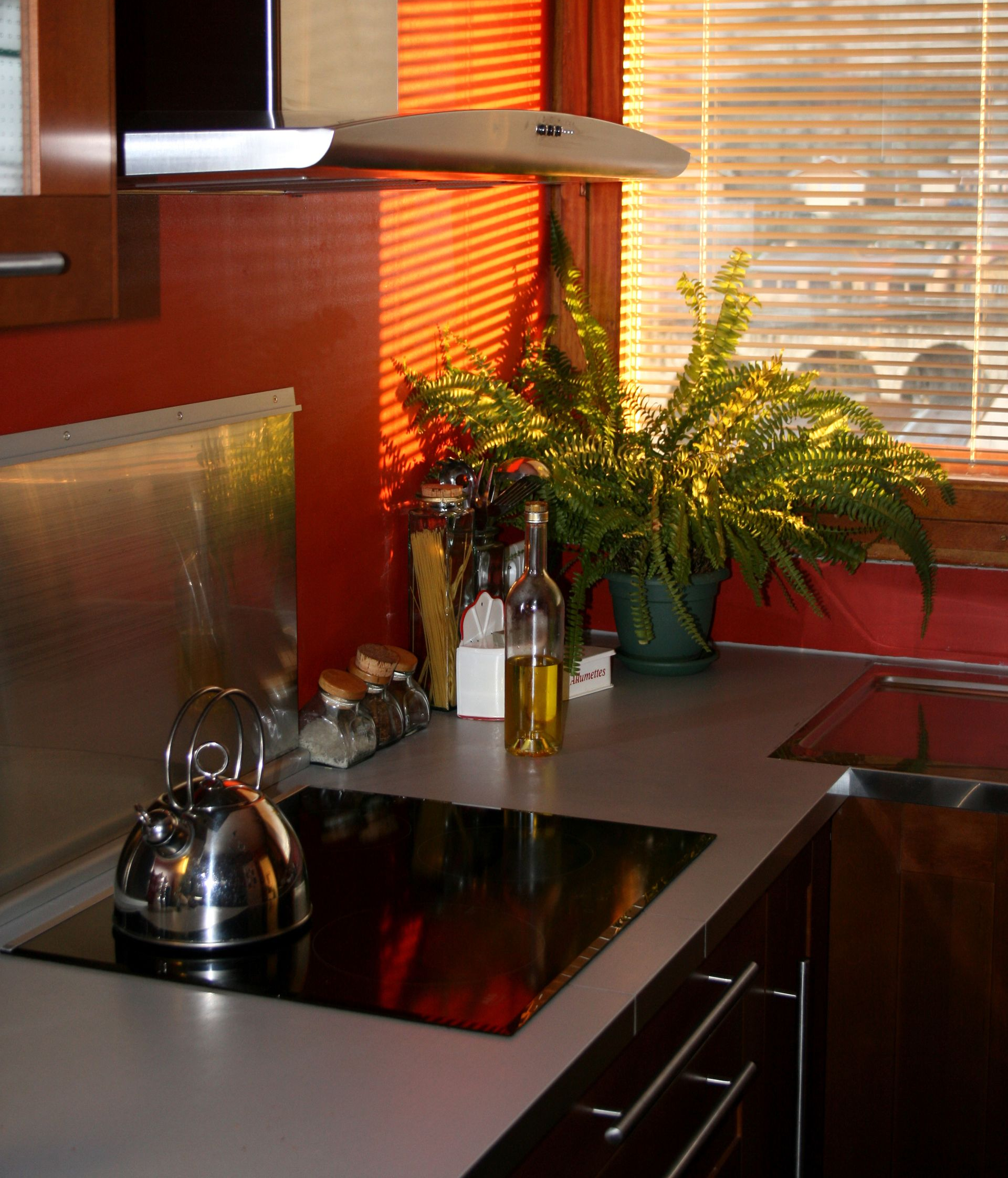 Une théière sur une plaque de cuisson dans la cuisine