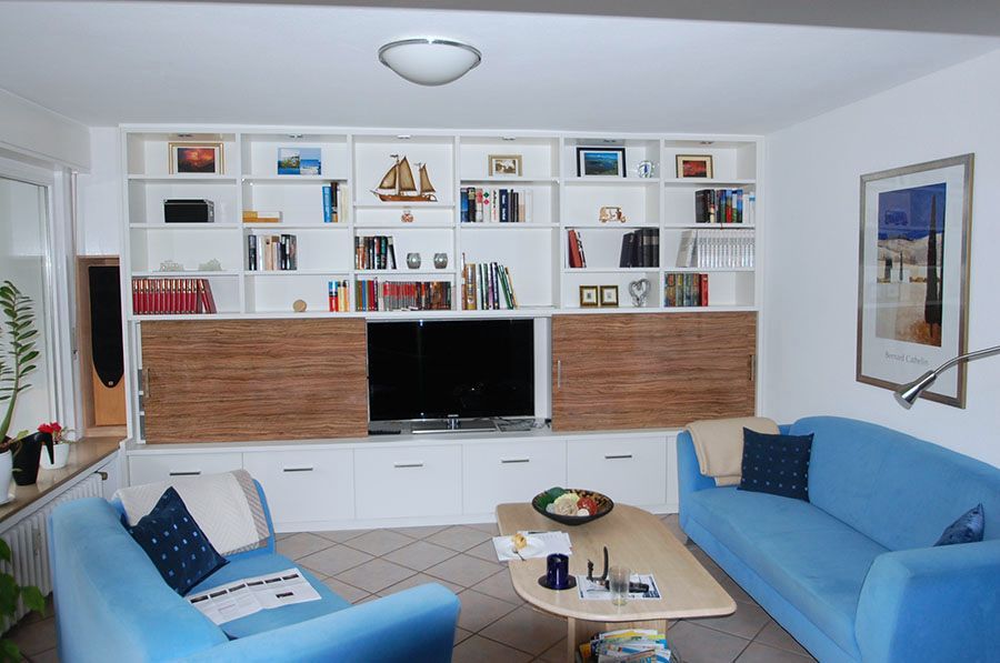 Wohnzimmer Schrankwand mit Fernseher in der Mitte