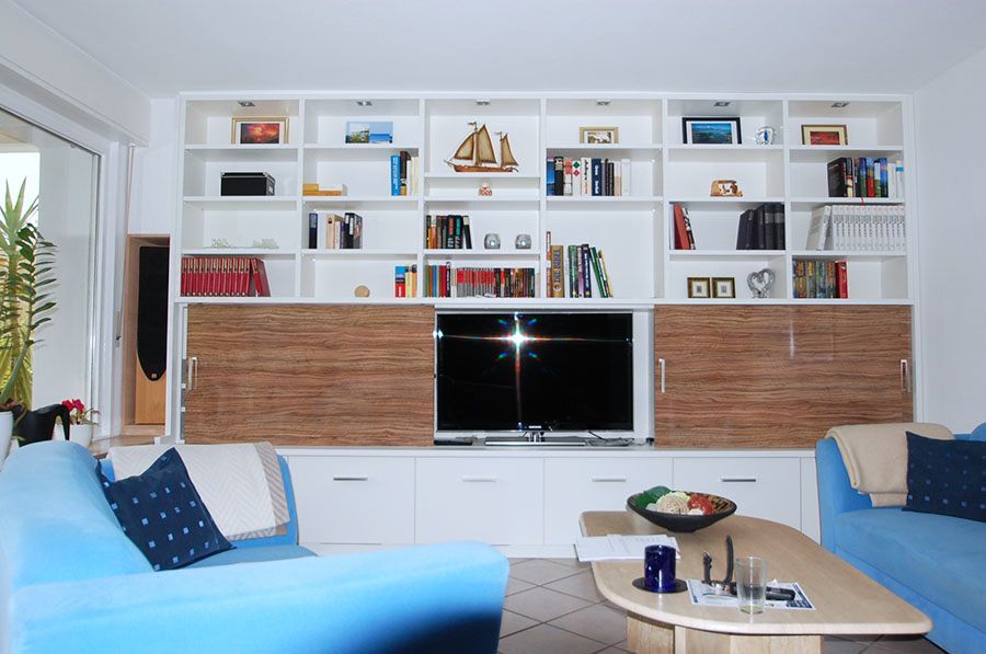 Schrankwand mit einem eingebauten Fach für den Fernseher das geöffnet und geschlossen werden kann - hier geöffnet