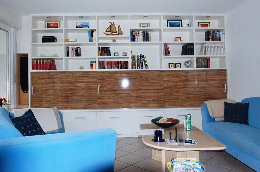 Wohnzimmer Schrankwand mit verstecktem Fernseher