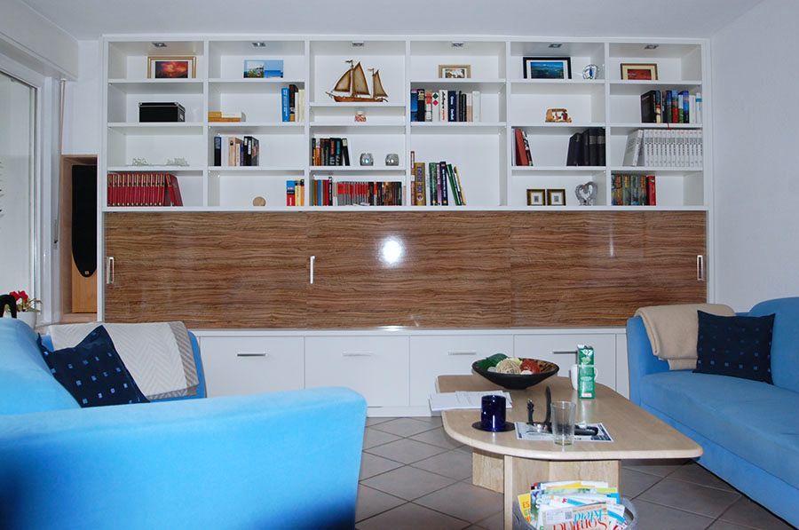 Schrankwand mit einem eingebauten Fach für den Fernseher das geöffnet und geschlossen werden kann - hier geschlossen