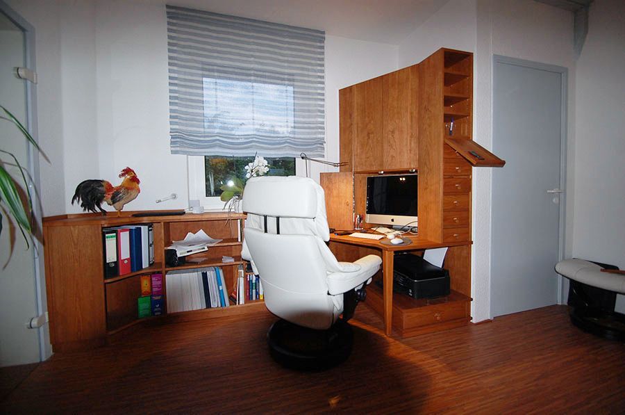 Arbeitszimmer/Büro mit einem Eckschreibtisch mit Aktenschrank und Regalen