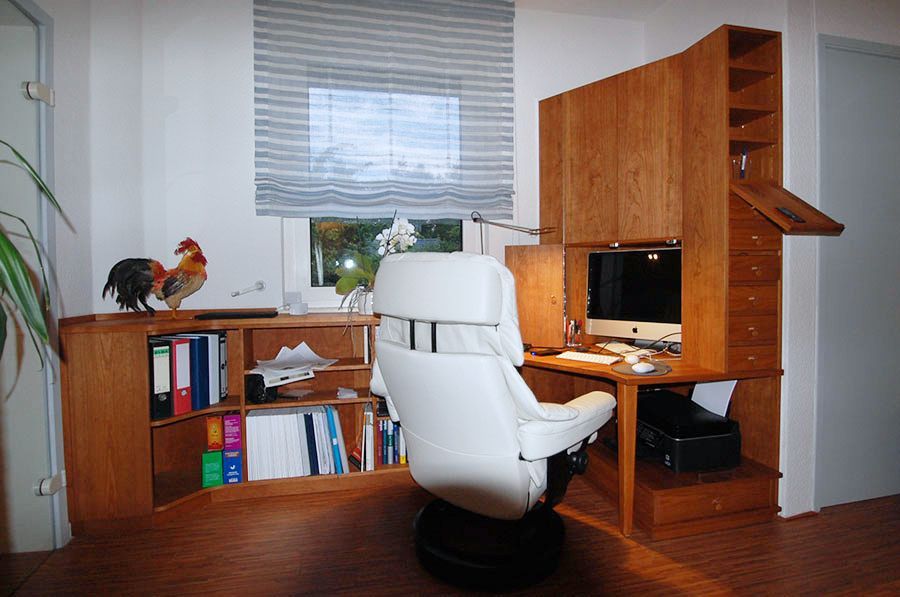 Arbeitszimmer mit riesigem Schreibtisch und integrierten Schränken und Regalen aus dunklem Holz