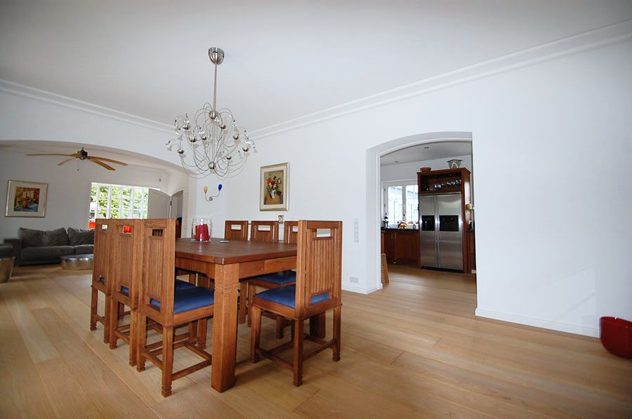 Esszimmer mit einem Holztisch und Holzstühlen