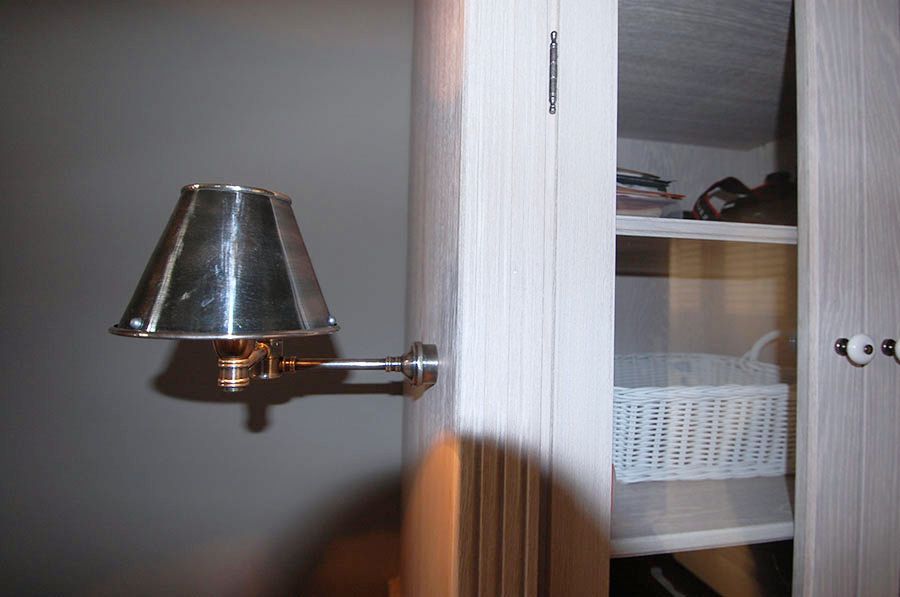 Lampe des Einbauschrankes mit Sesselaussparung