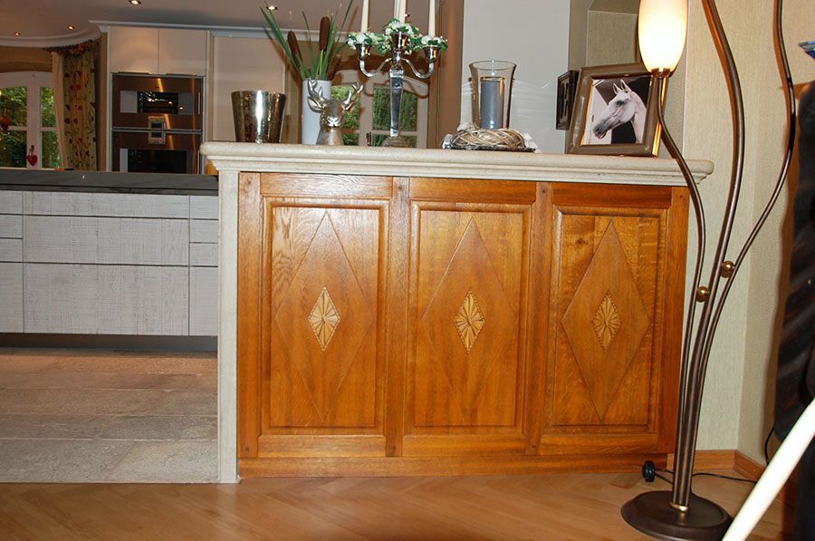 Restaurierte Halbe Trennwand aus Stein und Holz