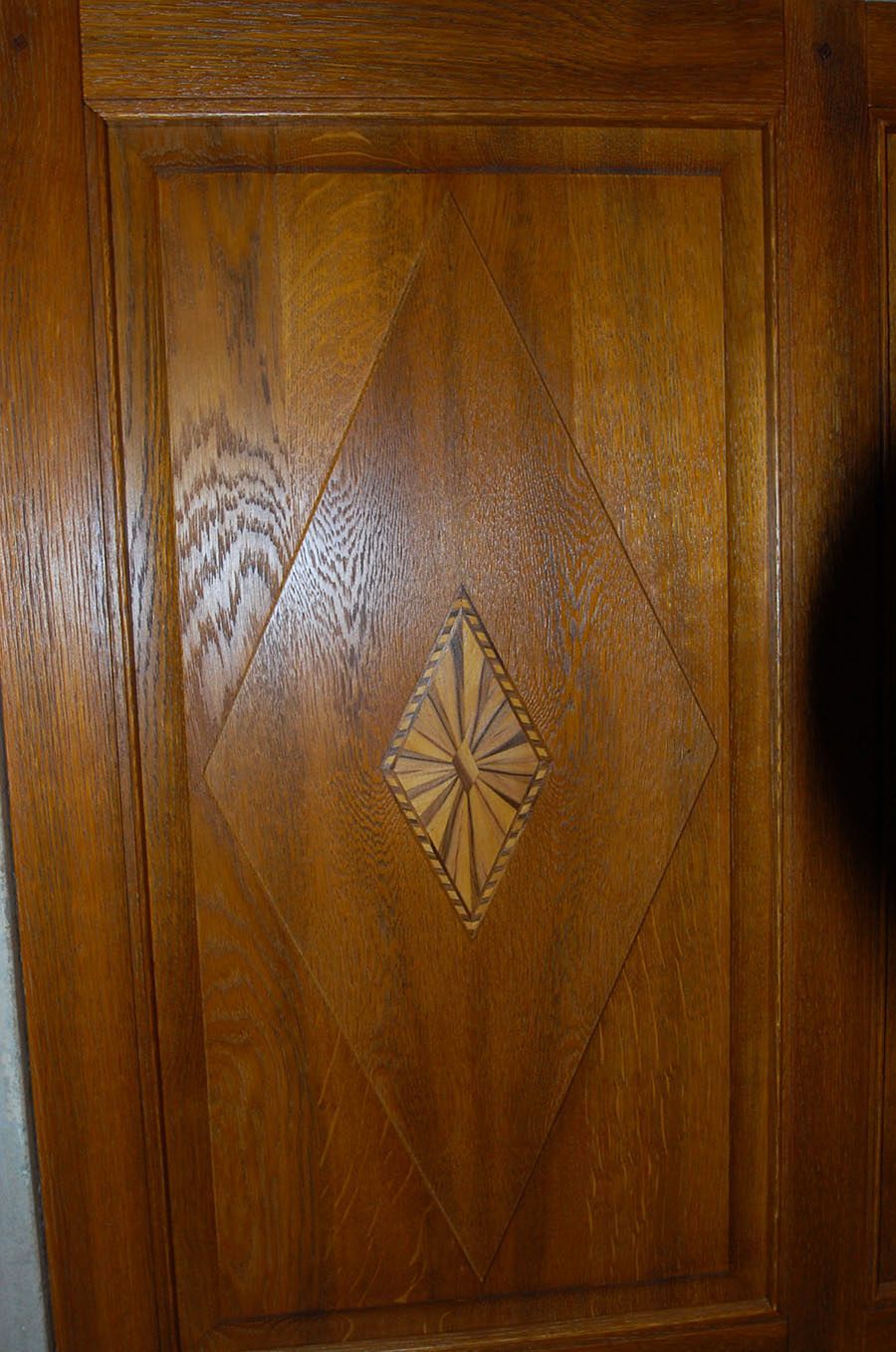 Reliefmuster im Holz einer Trennwand