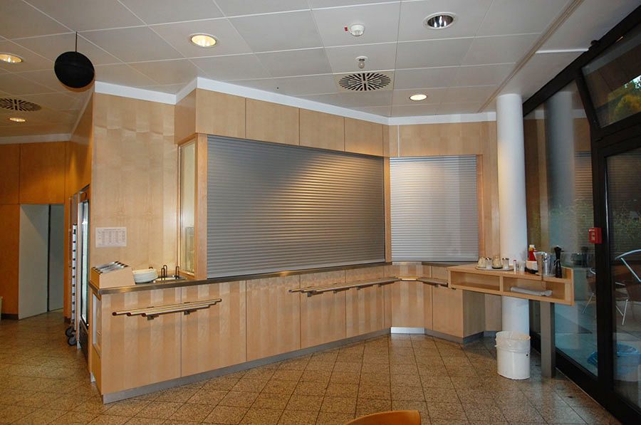 Frontansicht der breiten Theke für Essensausgaben mit geschlossenen Fensterläden