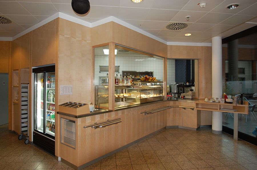 Anderer Winkel der breiten Theke für Essensausgaben mit dem Getränkeautomaten um die Ecke