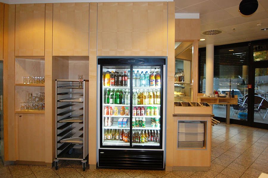 Getränkeautomat und hohen Serviewagen, um die Ecke beginnt eine Theke für Essensausgaben