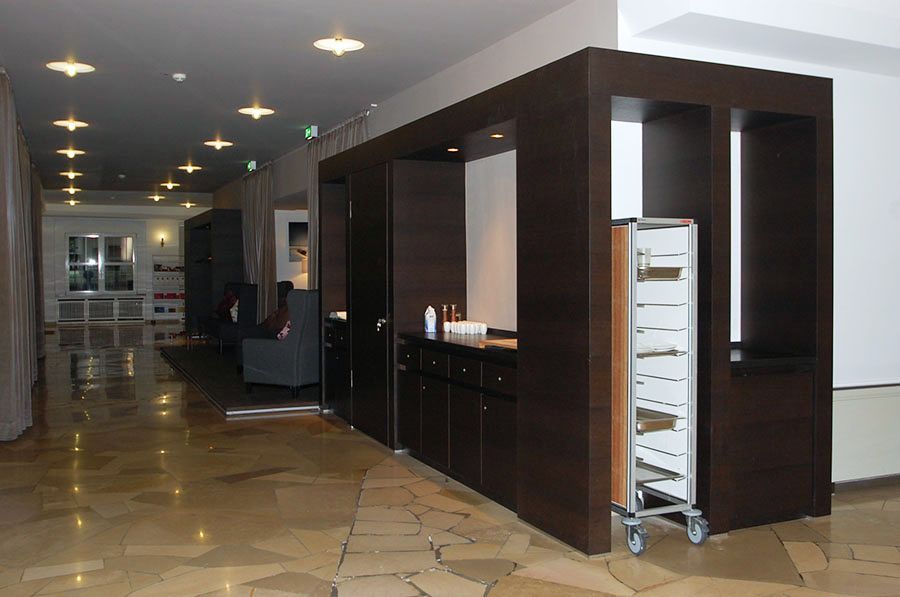 Inneneinrichtung eines Restaurants oder einer Lounge, großer Einbauschrank mit Servicewagen