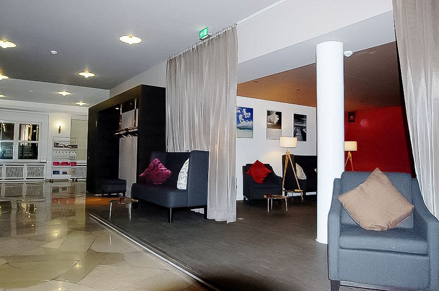 Inneneinrichtung eines Restaurants oder einer Lounge, gepolsterte Hocker, Stühle und einem Vorhang als Raumtrenner