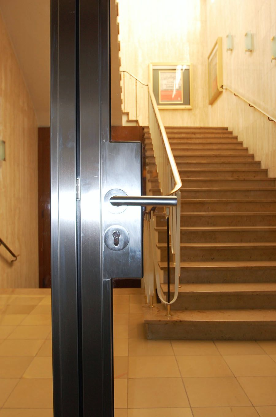 Nahaufnahme eines Türschlosses und Klinke aus Metall