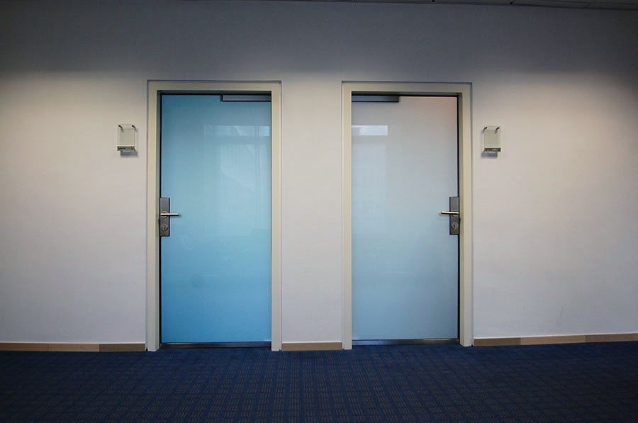 Bürotüren aus Milchglas