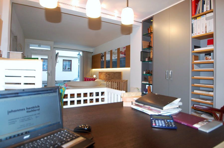 Ausstellungsraum mit Schreibtisch, Einbauschrank und SAMINA Schlafsystemen