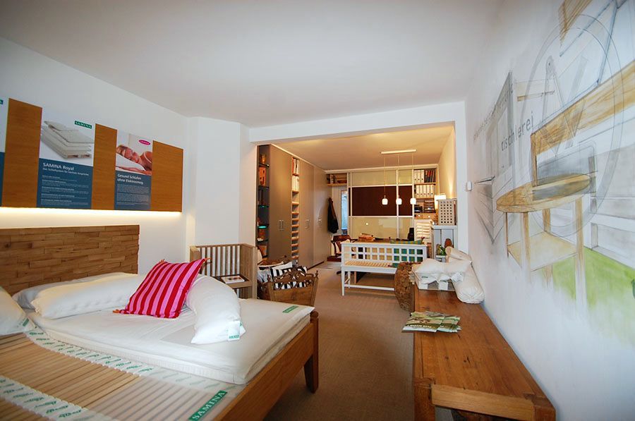 Im Vordergrund das Doppelbett mit den SAMINA Schlafsystemen und im Hintergrund Stühle, Einbauschrank und Büroschrank.