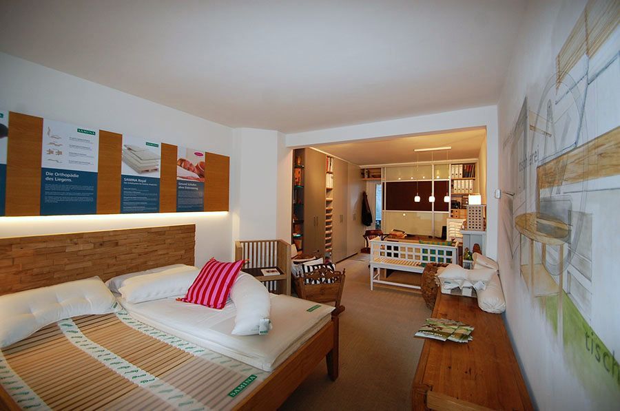 Ein Schlafzimmer mit zwei Betten und einem Holztisch