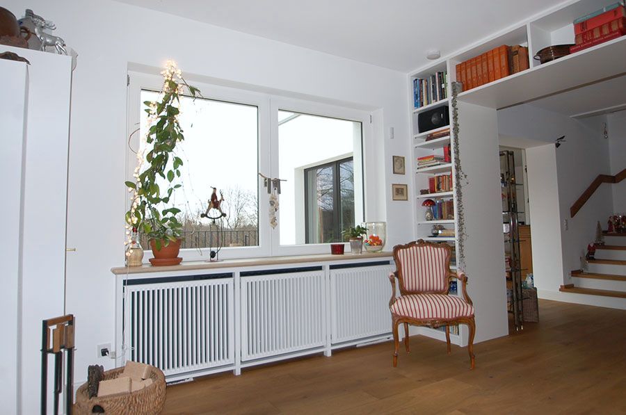 4 Fenster mit breiter Fensterbank und Heizung