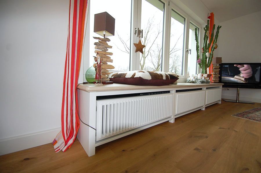 4 Fenster mit breiter Fensterbank und Heizung