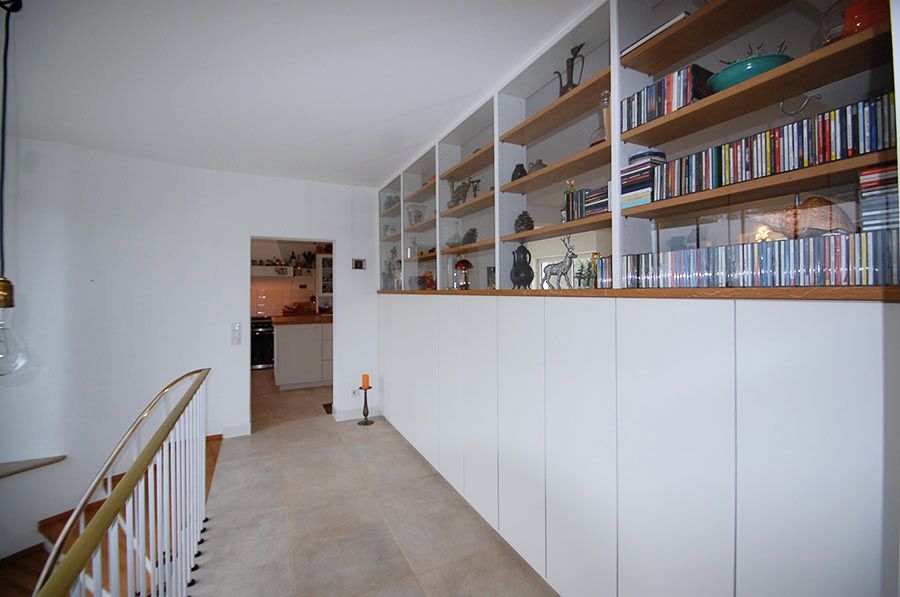 Einbauschrank mit Regalen in der oberen Hälfte in einem schmalen Flur