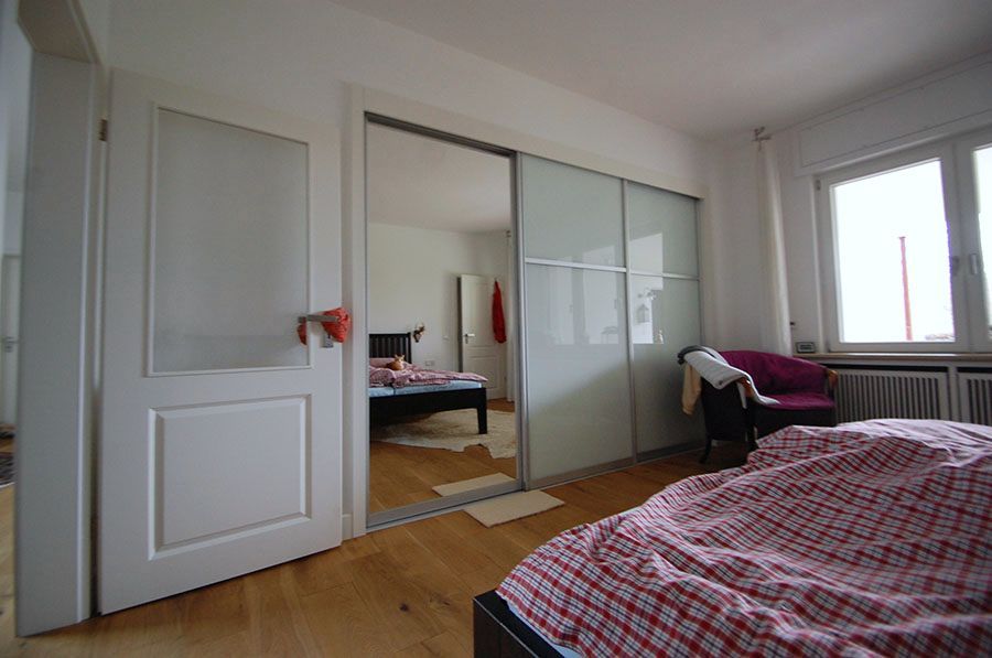 Breite Schiebetür aus Milchglas