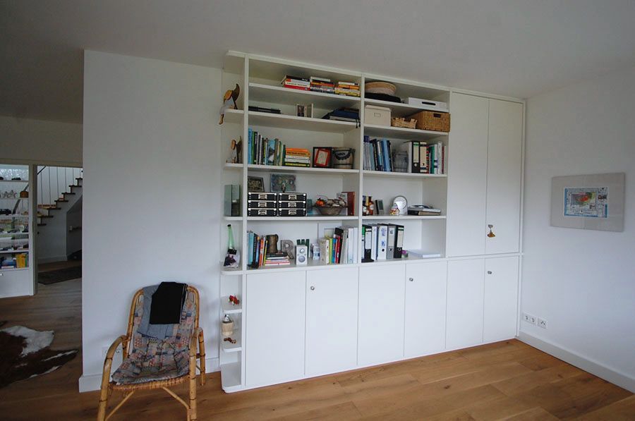 Weißer Einbauschrank mit Regalen im oberen Bereich