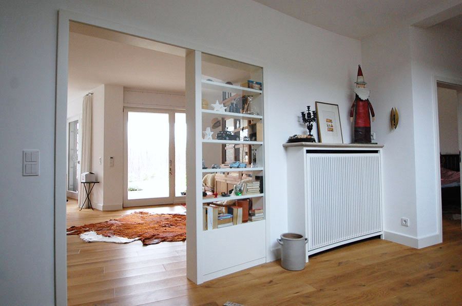 Regalwand als Raumtrenner mit einem Durchgang zum benachbarten Zimmer