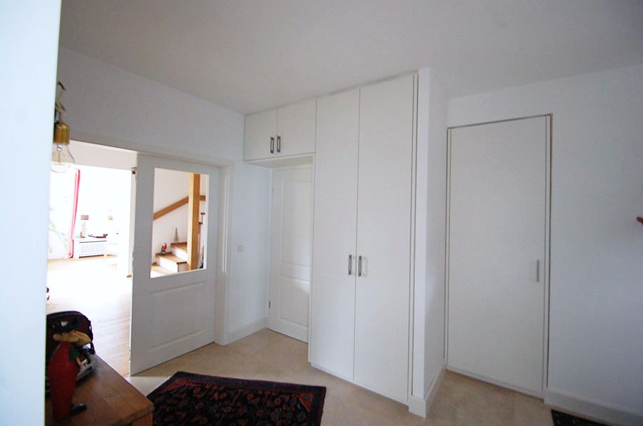 Wandschrank aus weiß lackierten Holz