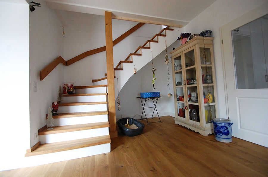 Treppe mit Holzstufen und einem Holzschrank in der Ecke
