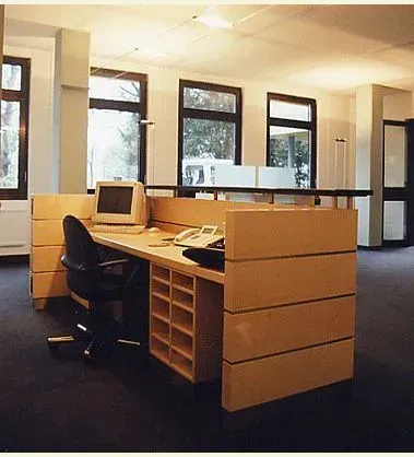 Empfangstheke im Generalkonsulat in Düsseldorf. Ahornholz, Sichtfugen mit Edelstahl, Thekenauflage aus schwarzem Granit